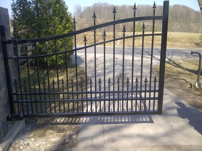 Driveway gate, iron gate, metal gate, custom gate, gate with pointed tops, spear top gate